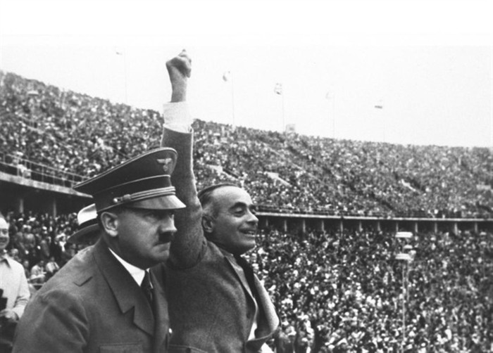 Adolf Hitler chứng kiến lễ châm đuốc Olympic năm 1936.